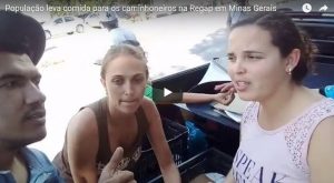 Read more about the article População leva comida para os caminhoneiros em Minas Gerais
