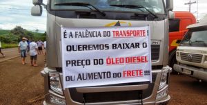 Read more about the article Greve dos caminhoneiros vái além dos R$0,46