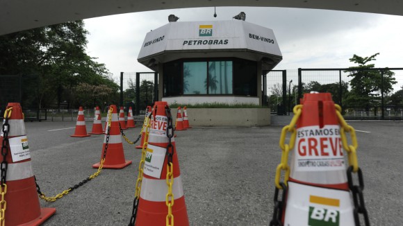 Leia mais sobre o artigo Petroleiros aderem a paralisação dos caminhoneiros