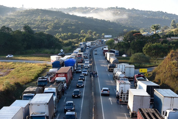 Read more about the article Caminhoneiros protestam contra alta do diesel no país