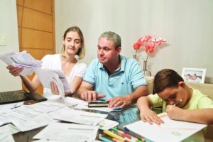 Read more about the article Crise diminui renda e obriga famílias a mudarem hábitos