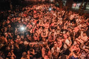 Leia mais sobre o artigo Brasileiros aguardam a saída de Lula em Curitiba e em São Bernardo