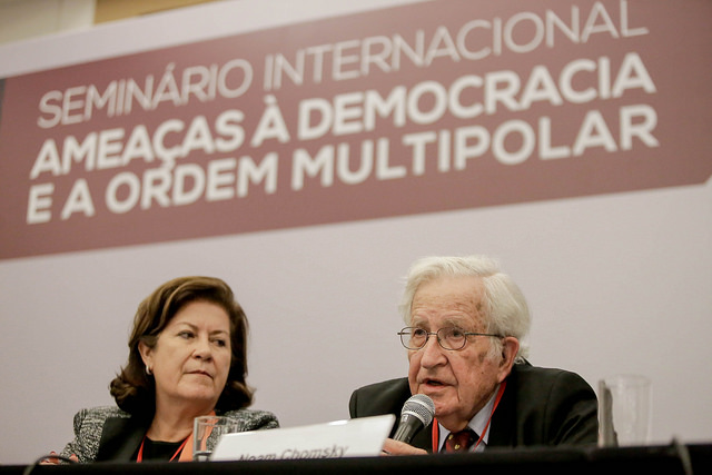Read more about the article Chomsky: “Crescimento da extrema-direita é consequência do neoliberalismo”