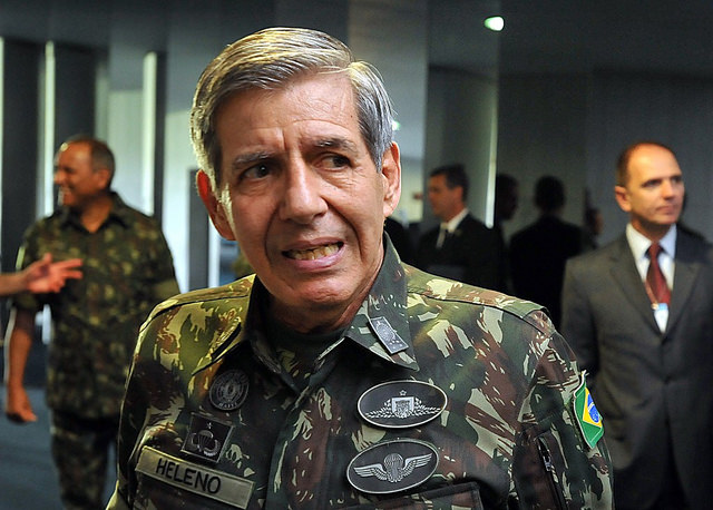 Leia mais sobre o artigo Presença militar se intensifica na campanha Bolsonaro