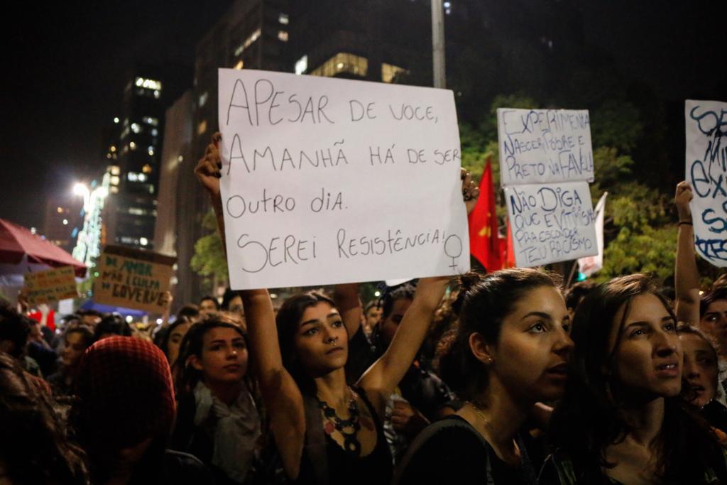 Read more about the article Ninguém solta a mão de ninguém: juventude faz primeira manifestação pós-eleitoral