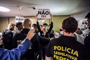 Read more about the article Sob protestos, deputados tentam agilizar “Escola sem Partido”; oposição ganha tempo