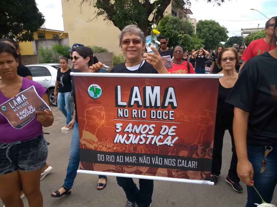 Read more about the article Atingidos por barragem da Samarco marcham para marcar os três anos do crime