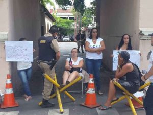 Read more about the article Mulheres de militares bloqueiam entrada de Batalhão da Polícia