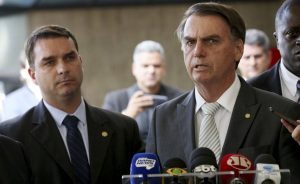 Leia mais sobre o artigo Bolsonaro levará na mala para Davos a sombra da suspeita sobre seu filho Flávio