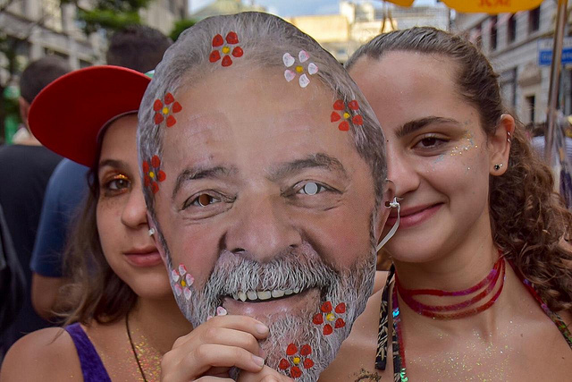 Leia mais sobre o artigo Enquanto foliões tecem homenagens a Lula, Bolsonaro é escrachado no Carnaval 2019