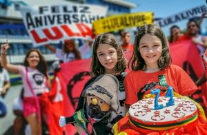 Leia mais sobre o artigo Aniversário de Lula mobiliza milhares no Brasil e exterior