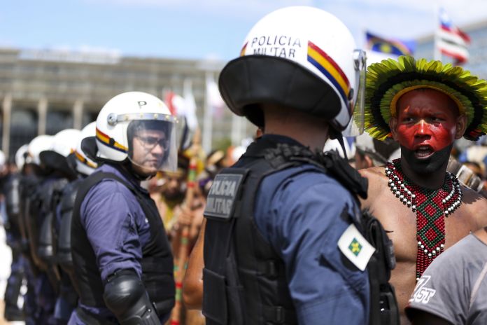 Leia mais sobre o artigo Bolsonaro quer usar Exército contra camponeses e indígenas