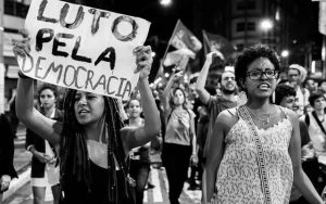 Leia mais sobre o artigo Elite brasileira costuma achar que é democrata, mas não gosta de povo