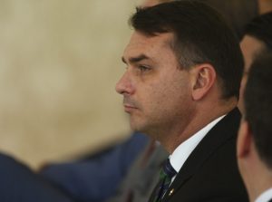 Leia mais sobre o artigo MP acusa Flávio Bolsonaro de “lavar” R$ 638 mil em compra de imóveis