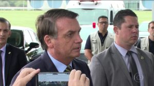Read more about the article Na frente do Alvorada, Bolsonaro ataca governadores, ameaça golpe e lança o país no caos