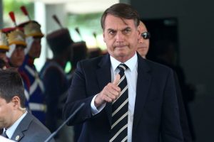 Read more about the article Bolsonaro volta a criticar governadores e diz que quarentena é um “crime”