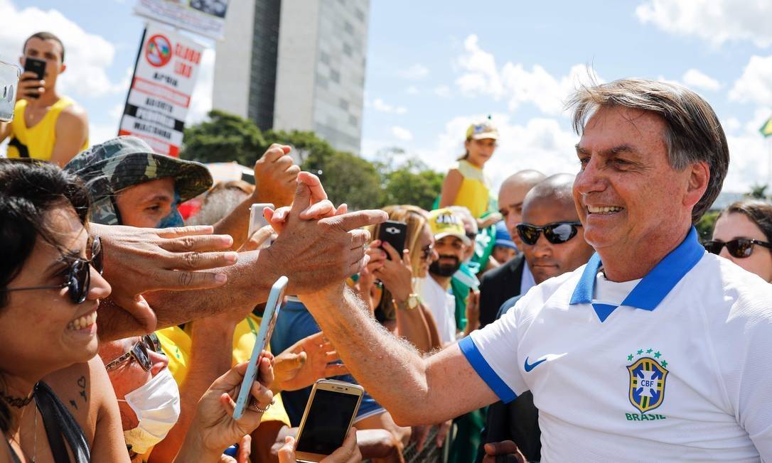 Read more about the article Bolsonaro ignora coronavírus e participa de manifestação contra Congresso e STF