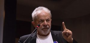 Read more about the article Lula diz que não se pode permitir que Bolsonaro destrua a democracia