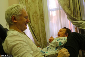 Read more about the article Resistência: Julian Assange teve 2 filhos enquanto viveu na embaixada do Equador