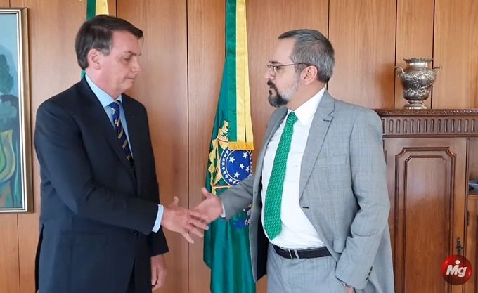 Read more about the article Bolsonaro muda data de exoneração de Weintraub após TCU pedir explicações