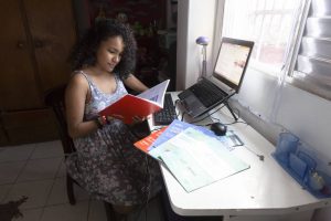 Read more about the article “Muitas vezes não me sinto aprendendo nada”, diz estudante sobre ensino remoto