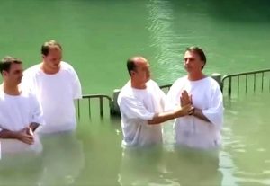 Leia mais sobre o artigo Pastor Everaldo, um dos chefes do esquema de Witzel, batizou Bolsonaro no Rio Jordão