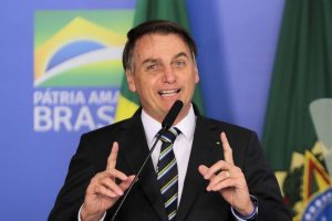 Leia mais sobre o artigo Bolsonaro quer diminuir auxílio para 250 reais, ameaçando sobrevivência de 65 milhões
