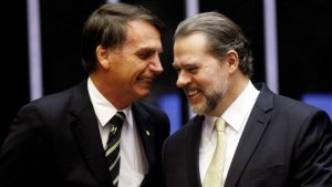 Leia mais sobre o artigo Abraço entre Bolsonaro e Dias Toffoli representa pacto para atacar trabalhadores